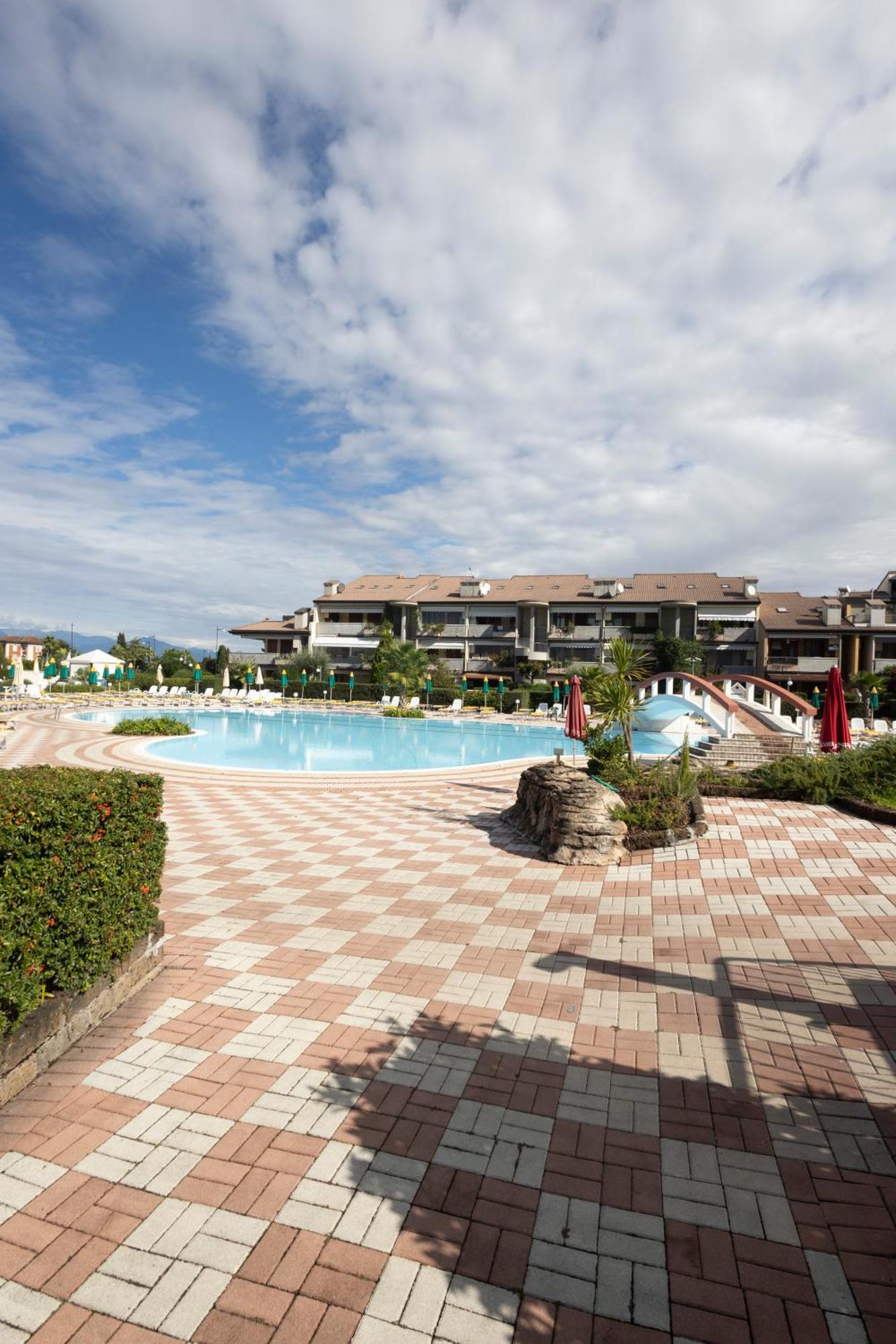 Aparthotel Lauri & Faggi Desenzano del Garda Zewnętrze zdjęcie