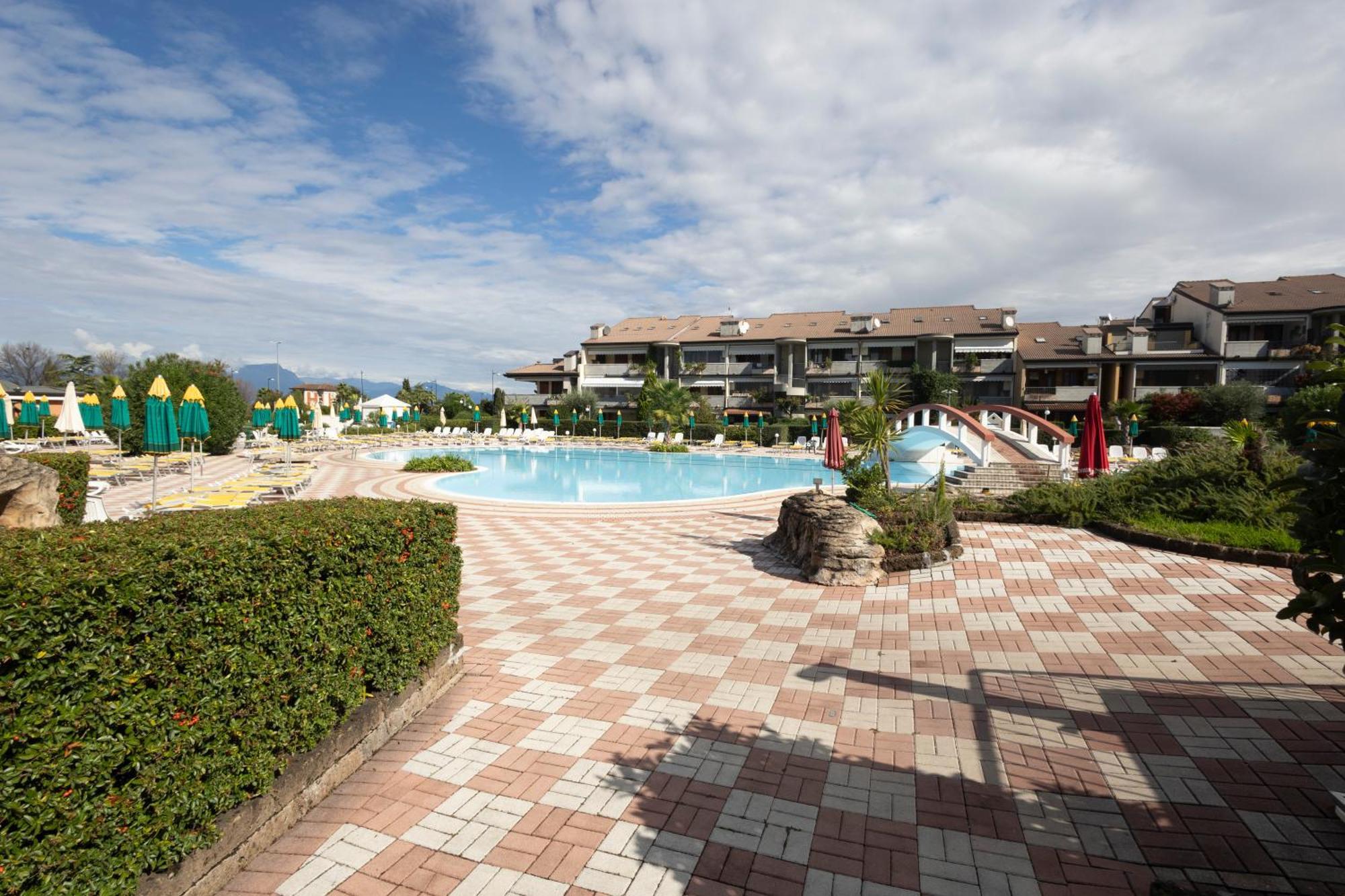 Aparthotel Lauri & Faggi Desenzano del Garda Zewnętrze zdjęcie