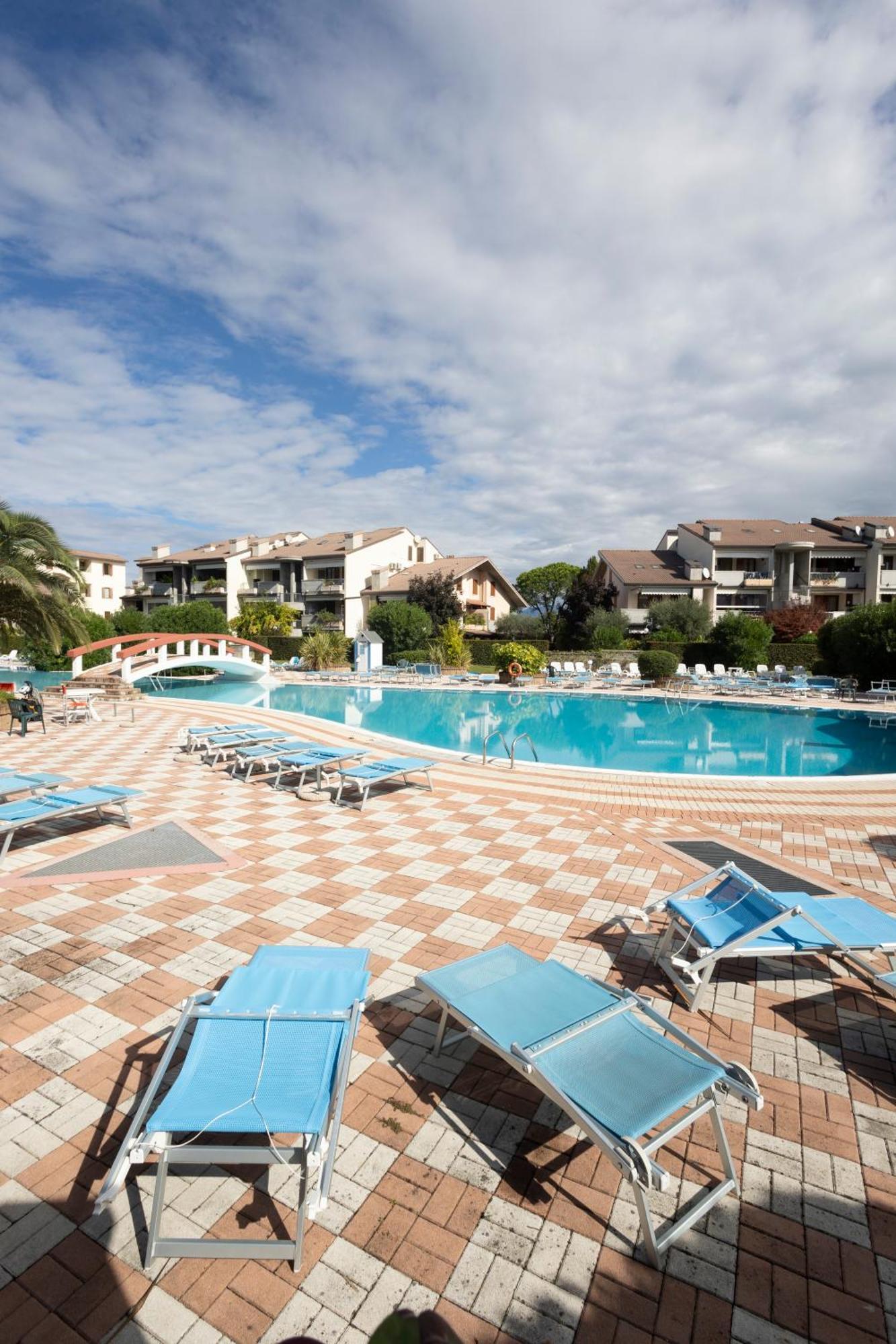 Aparthotel Lauri & Faggi Desenzano del Garda Zewnętrze zdjęcie